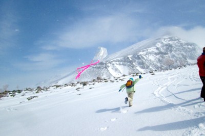 雪山での凧揚げ、風がなく自ら走っています。