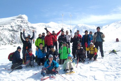 十勝岳連峰をバックに、参加者全員で記念撮影