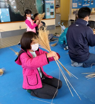 大人より呑み込みが早く、上手に作る子。きれいな紐の編み込みで先生もびっくりした様子