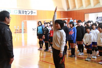 津奈木Jr.キャプテンが選手宣誓。右端は大会会長の塩山教育長