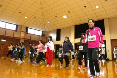 体育館内で、みんなでウォーキング講座