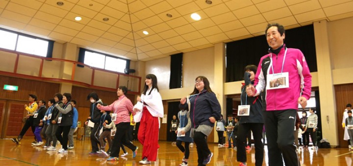 体育館内で、みんなでウォーキング講座