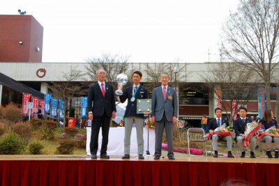 凱旋パレード後に、白馬村役場前で村民らにワールドカップ総合優勝を報告した渡部暁斗選手。(写真右は下川白馬村長、左は北澤村議会議長)