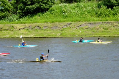 カヌーの振興のためオープンレース開催の様子。毎年参加者が増え盛 り上がりを見せる。B&G艇かスラ艇のみで10代から70代までが出場し 白熱する ※スラ艇とは…激流を下りながら競う「スラローム」の使用艇