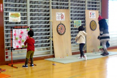 ニュースポーツコーナーでニュースポーツに挑戦する子供たち