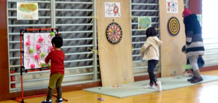 ニュースポーツコーナーでニュースポーツに挑戦する子供たち