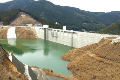 今年完成した伊良原ダム　まだ半分も水は溜まっていません。