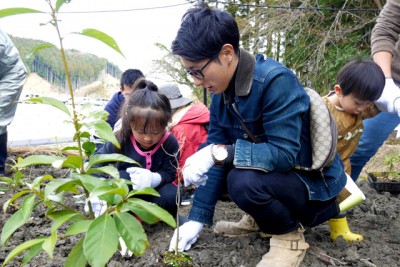 親子で植樹する様子。幼稚園の子供たちも数人参加してくれました。