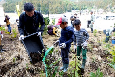 木チップを藁の上に敷きました。祓郷小学校3年生の大河君が参加してくれました。兄弟親子の参加でした。