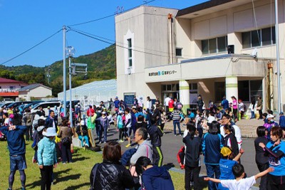 会場となった美波町由岐B&G海洋センター前には、マラソン参加者が続々到着