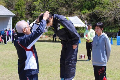 表彰式の様子。入賞者にメダルを授与