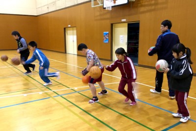 体育館でバスケットボールのドリブル練習の様子