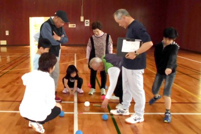 赤と青、「どっちのボールが近いんだろう」みんなで検証中！