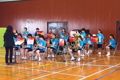 オープニングは、瀬戸田中学校吹奏楽部による演奏