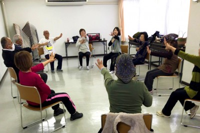 椅子に座って腕を伸ばしましましょう！