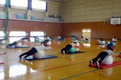 バランスボールの上にうつぶせに寝てバランスをとることで背筋を鍛えています！