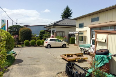 お店の駐車場兼遊び場。ずっとここで走り回っていたらしい…。