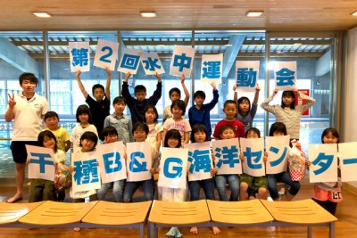 参加してくれた小学生の皆さん。イベントを開催したときはいつも観覧席で集合写真を撮ります