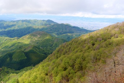 「博士山」山頂付近からの眺望（写真右奥が会津盆地）