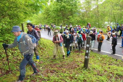 テープカット直後の登山道入り口は大勢の人だかりとなりました