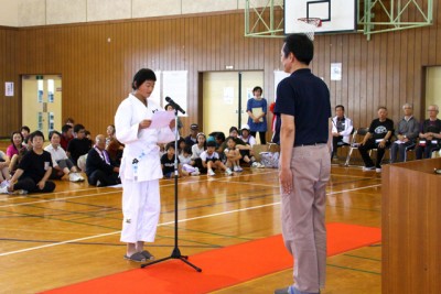 利用者を代表してお礼を述べる川崎町柔道愛好会の石戸翔子さん(写真左)、右はＢ＆Ｇ財団の菅原悟志理事長