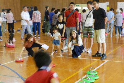 三世代が参加して競い合ったカローリング大会