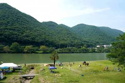 山々と川と馬たち