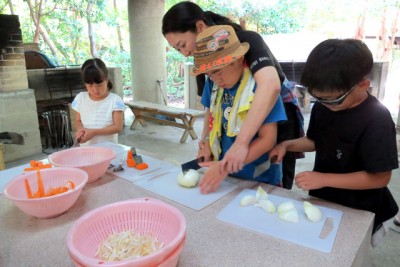 お母さんに野菜の切り方を教わり、おそるおそる包丁を使いました