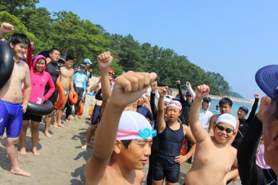 阿久根大島を出発する前、選手全員で「エイ・エイ・オー」で気合い入れる