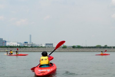 カヌーで勇ましく海に繰り出す男の子