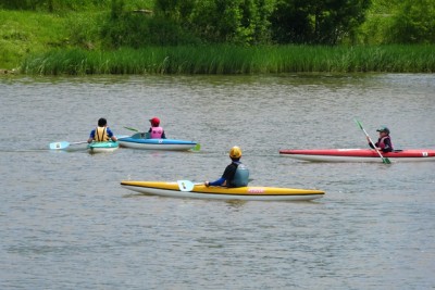 写真は昨年6月。指導実習(カヌー水面指導)、今まで指導されたことを試すチャンス。学校の授業で来ていた子供たちに、陸上や水面でカヌーやローボートの指導。水面で子供にカヌーを指導しているところ。指導しながら監視もする