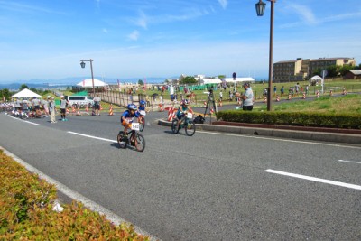 屋外でのバイク協議の様子