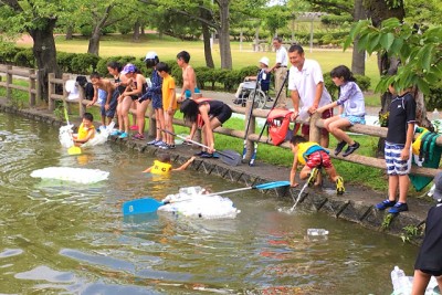 始まる前に川に落ちた子供。ライフジャケット着用なので安心です