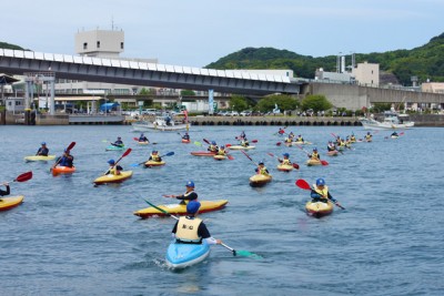 海上に浮かぶたくさんのカヌー