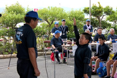 選手宣誓する男の子