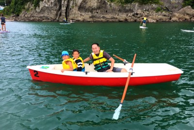 ローボートに乗っている父と息子二人。楽しそうです