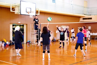 体育館内でのビーチバレーボールの試合の様子