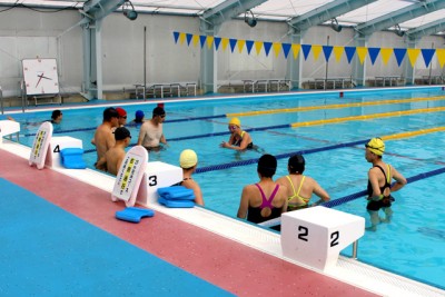 泳法指導を受ける参加者の大人たち