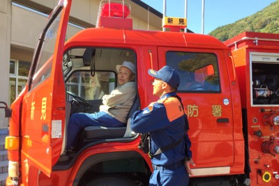 消防車に乗車体験して説明を受けた