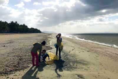 ごみ以外にも海の生物に出会った。ひとつひとつのごみに時間をかけながら拾い、ごみの種類やどこから来たのかなど