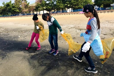 海の黒い砂は砂鉄だと小学校の社会の時間に習ったそう。海にはたくさんの誘惑があり、ごみ拾いがなかなか進みません