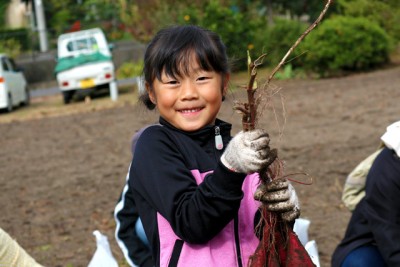 「とれたよ」大きなお芋に喜ぶ6歳女児