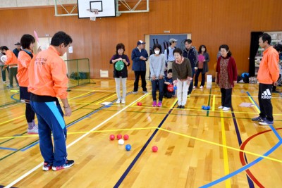 赤、青のボールを使い、白い目標球にどれだけ近づけるかを競う「ボッチャ」