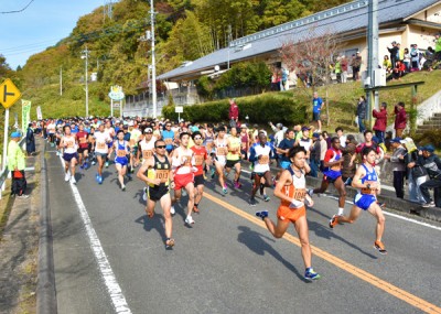 14キロの部で勢いよくスタートするランナー