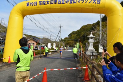 ゴール！　１４キロ総合トップの高校生