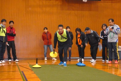 ストーンを投げる男性