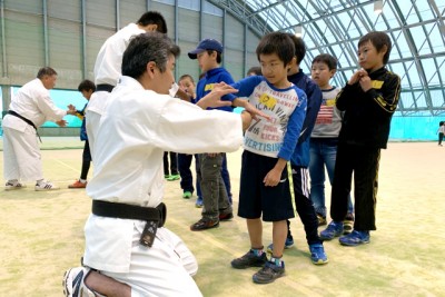 少林寺拳法では突きや蹴り、技も体験