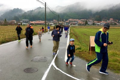 1.6キロ地点の親子で走っているランナー、そのほかの皆さん。田んぼの中を走ります