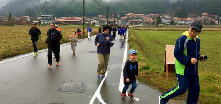 1.6キロ地点の親子で走っているランナー、そのほかの皆さん。田んぼの中を走ります