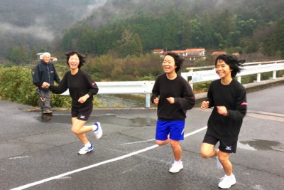 笑顔で3キロコースの残り1キロ地点を走りすぎる、女子学生3人。笑顔がはじけます